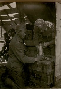 12cm Schrapnell—Tempierung.Stpkt, beim Geschützstand auf dem rauhen Kopf. (29-7.1917.) (BildID 15801903)