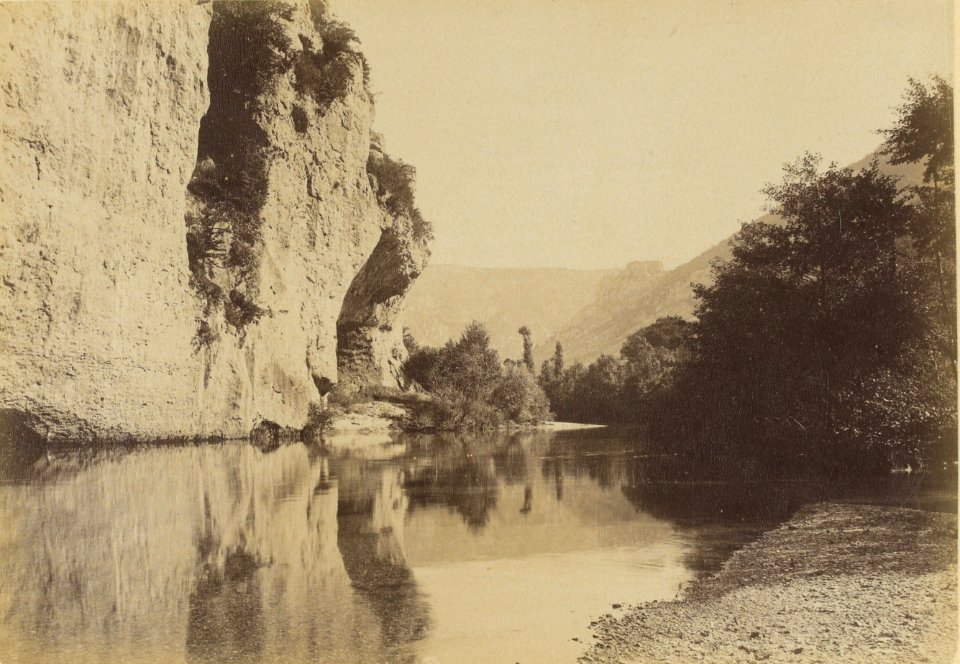 13. La Grotte de la Momie et le château de Montesquieu, vue prise d'aval (James Jackson, 1888)