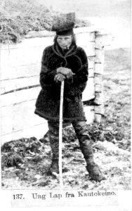 137. Mannsdrakt, Kautokeino (s-h) -ulikt motiv annet nr.137 - Norsk folkemuseum - NF.06145-003