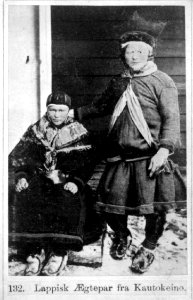 132. Mannsdrakt og kvinnedrakt, samisk, Kautokeino - Norsk folkemuseum - NF.06145-006