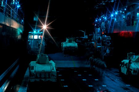 13th MEU LCAC operations 130805-N-YR391-002