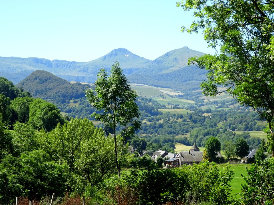 Le Puy Mary, le Puy de la Tourte et le village de Cheylade dans le creux, Cantal