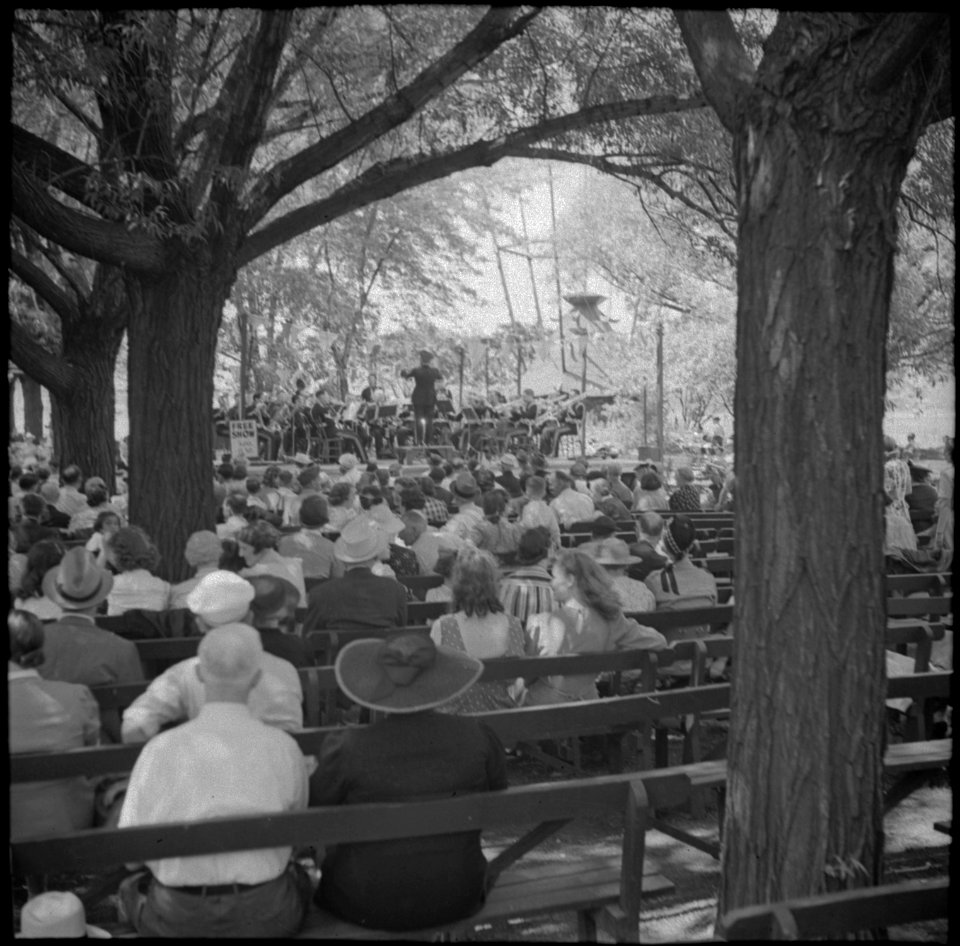 Listening to the band, Toronto Island (28671459981) photo