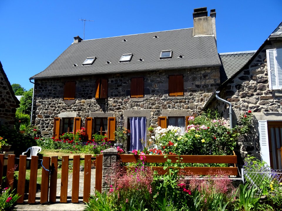 Maison fleurie à Saint Hippolyte, Cantal