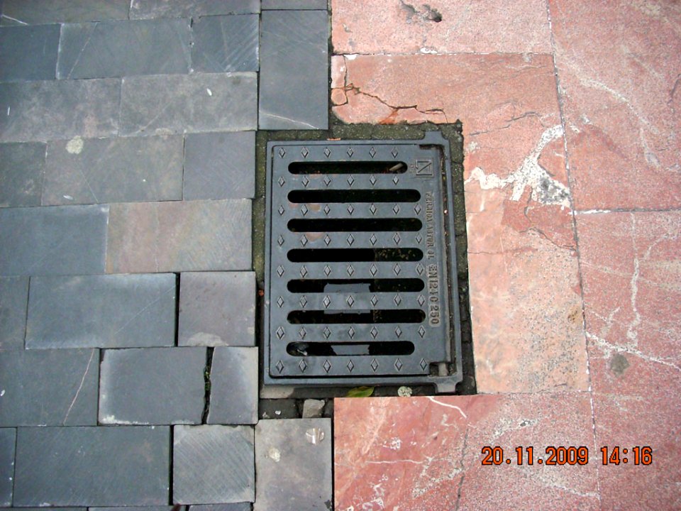 Manholes (4688002140)