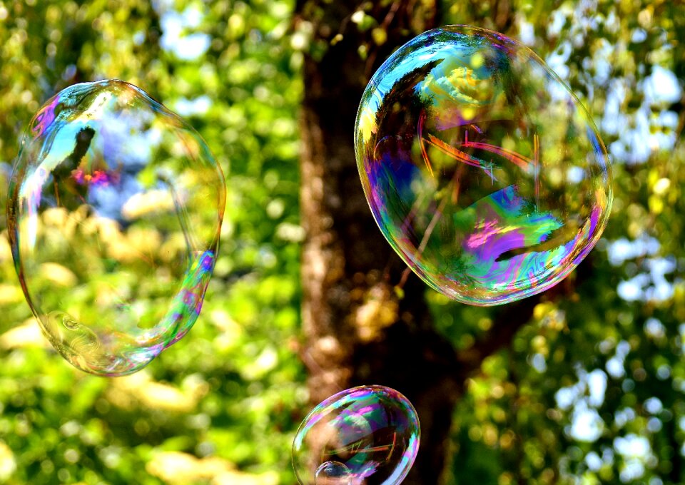 Make soap bubbles wabbelig iridescent