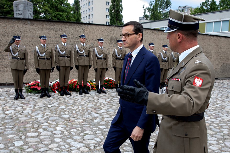 Mateusz Morawiecki na terenie byłego niemieckiego więzienia Gestapo Pawiak w Warszawie