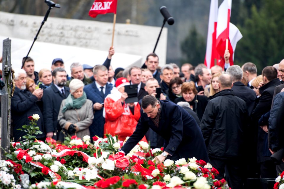 Mateusz Morawiecki składa wieniec na grobach ofiar podczas 6 rocznicy tragedii smoleńskiej