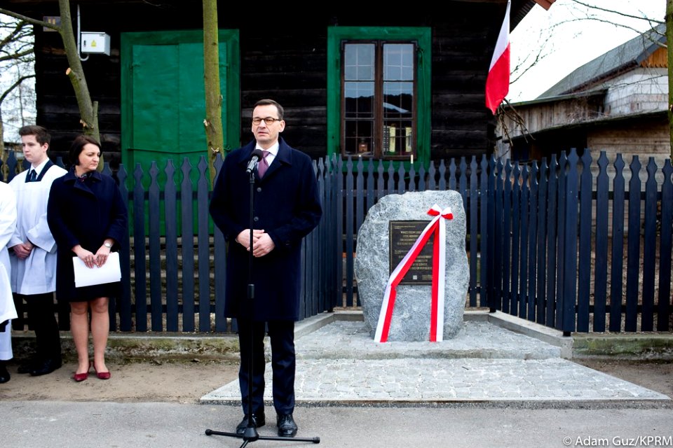Mateusz Morawiecki przy Pomniku Rodziny Lubkiewiczów w Sadownem Narodowy Dzień Pamięci Polaków ratujących Żydów