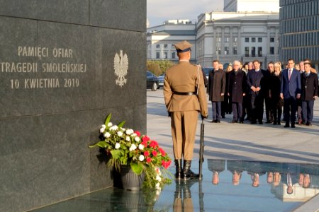 Mateusz Morawiecki z delegacją składa wieniec pod Pomnikiem Ofiar Tragedii Smoleńskiej photo