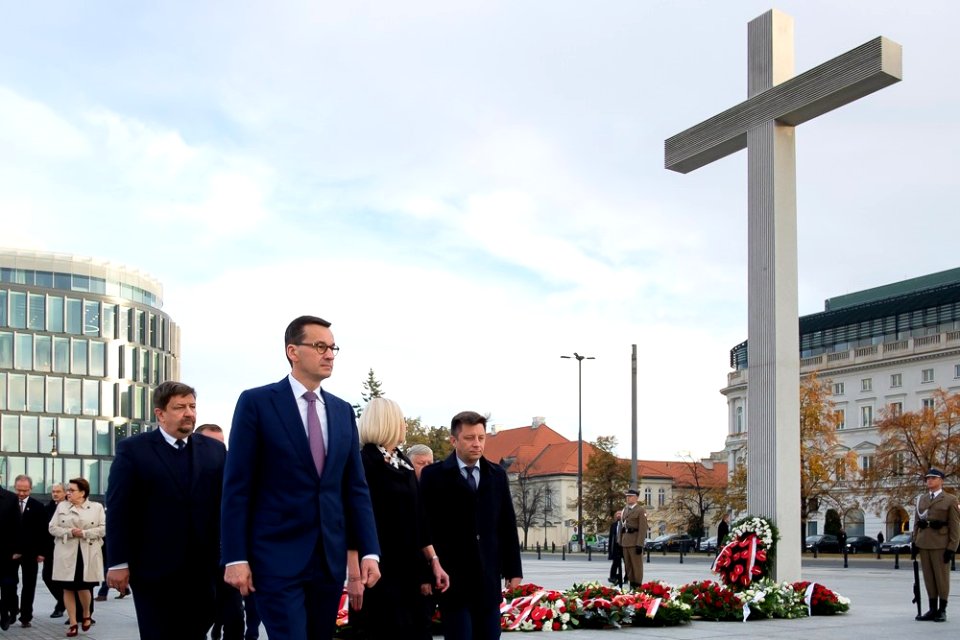 Mateusz Morawiecki z delegacją złożył wieniec pod Krzyżem Papieskim w Warszawie