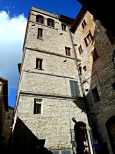 Medieval tower-house at Assisi (27535658040)