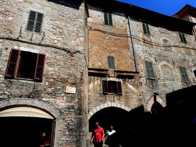 Medieval houses at Assisi (37103767675)