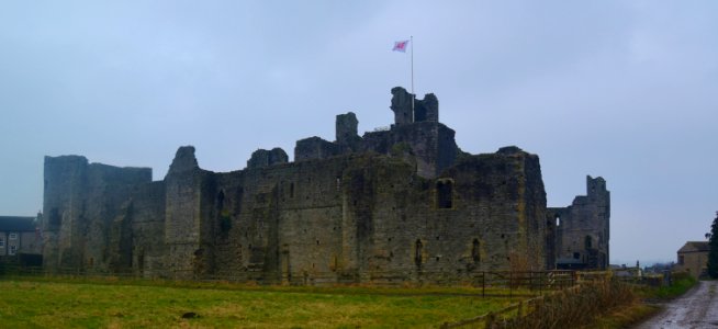 Middleham Castle, North Yorkshire (32226298294)