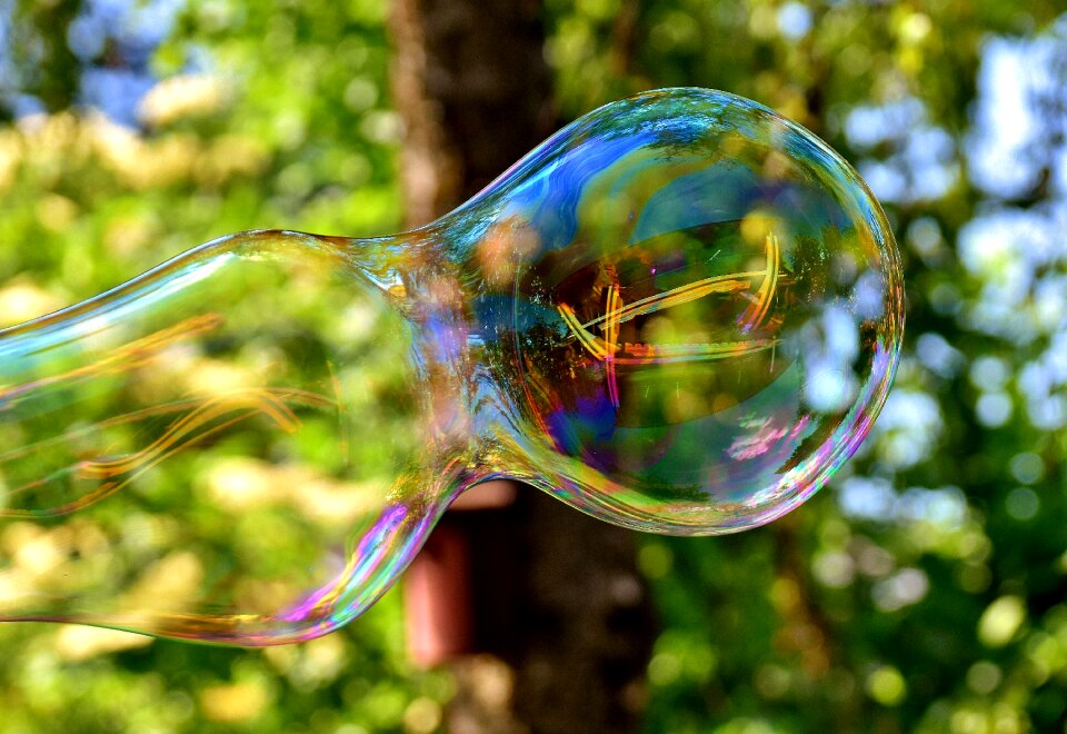 Make soap bubbles wabbelig iridescent