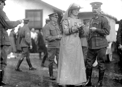 Military nurse giving instruction to a soldier, c1915 (27463043061)