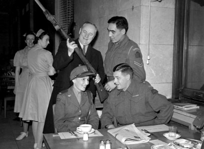 Military personnel at Union Station (14845695750) photo