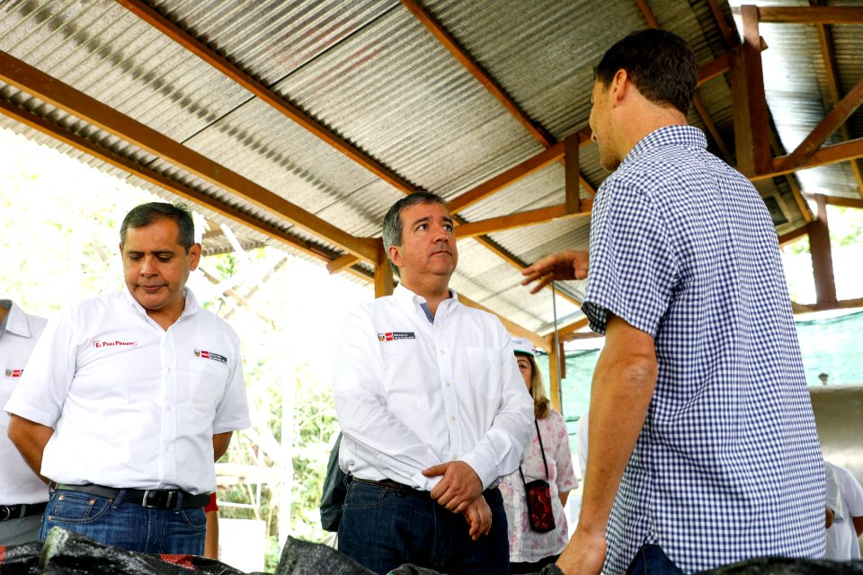 Ministro de la Producción Raúl Pérez- Reyes, visita Centro de Innovación Científica Amazónica CINCIA que procesa las cascaras de castañas (44451247791)