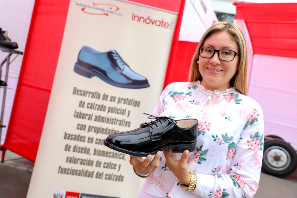 Ministro de la Producción, Raúl Pérez-Reyes presentó la I Feria de Exhibición de Proyectos de Innóvate Perú. (32430134348)