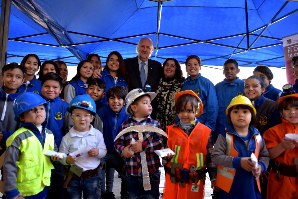 MINISTRO PROKURICA ENSEÑA USOS DEL COBRE EN ESCUELA BRIGIDA WALKER DE ÑUÑOA (28331181657)