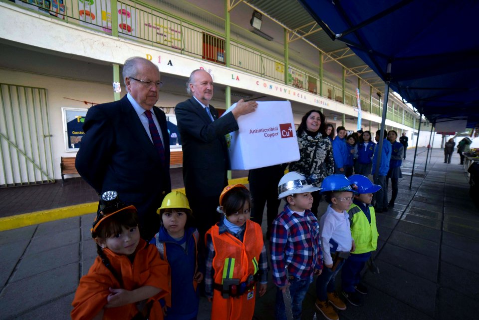 MINISTRO PROKURICA ENSEÑA USOS DEL COBRE EN ESCUELA BRIGIDA WALKER DE ÑUÑOA (41390073380)