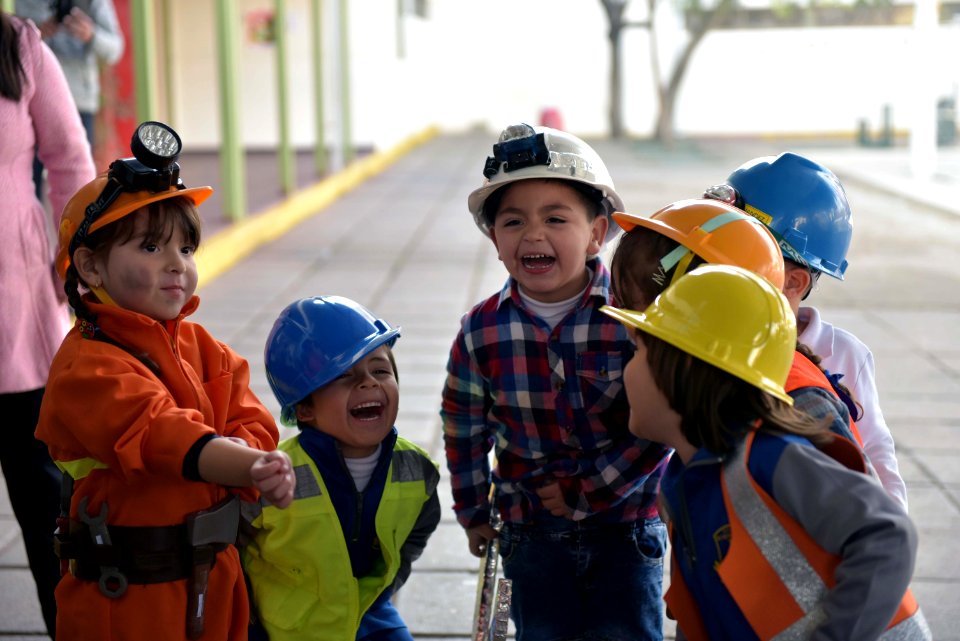 MINISTRO PROKURICA ENSEÑA USOS DEL COBRE EN ESCUELA BRIGIDA WALKER DE ÑUÑOA (28331185547)