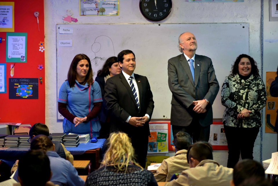 MINISTRO PROKURICA ENSEÑA USOS DEL COBRE EN ESCUELA BRIGIDA WALKER DE ÑUÑOA (42296270195)
