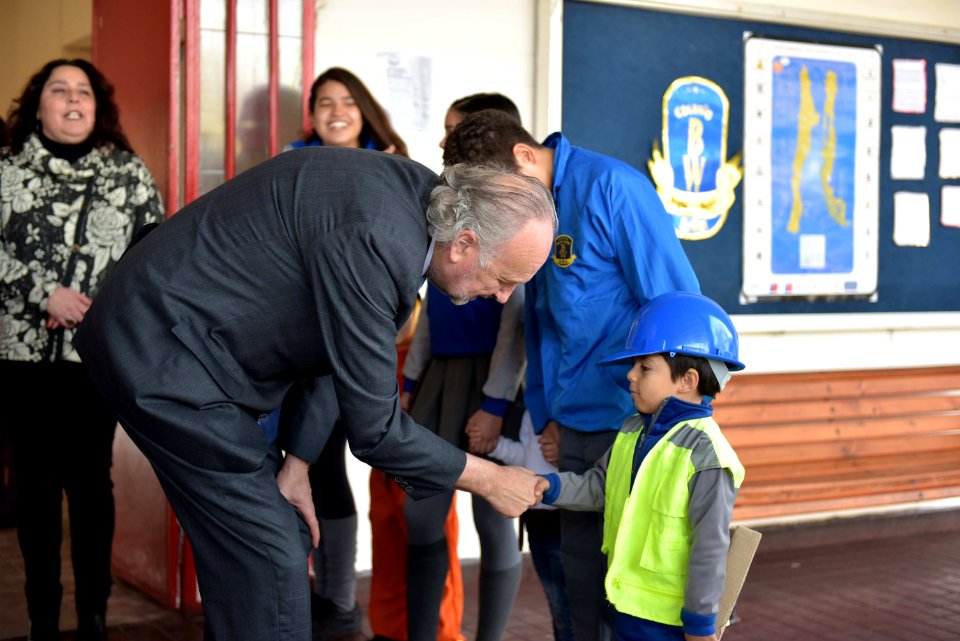 MINISTRO PROKURICA ENSEÑA USOS DEL COBRE EN ESCUELA BRIGIDA WALKER DE ÑUÑOA (42482261664)