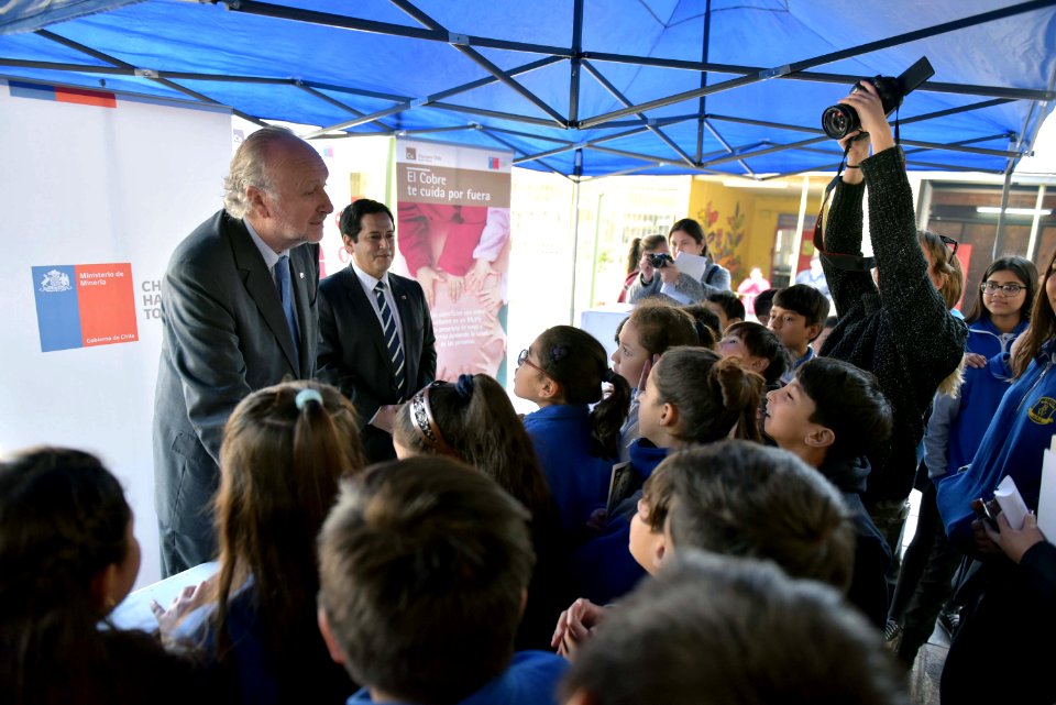 MINISTRO PROKURICA ENSEÑA USOS DEL COBRE EN ESCUELA BRIGIDA WALKER DE ÑUÑOA (42482259244)