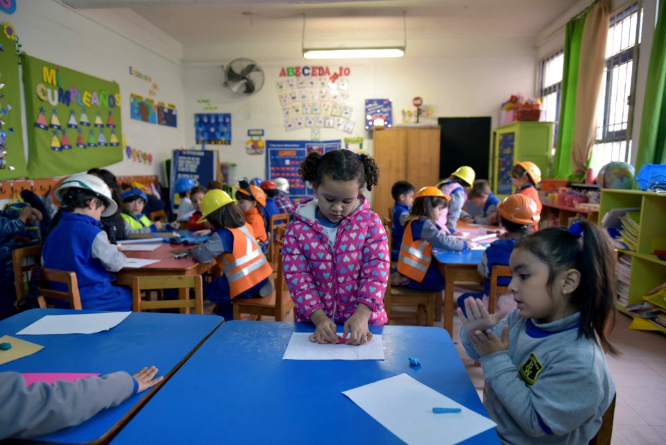 MINISTRO PROKURICA ENSEÑA USOS DEL COBRE EN ESCUELA BRIGIDA WALKER DE ÑUÑOA (43151026932)