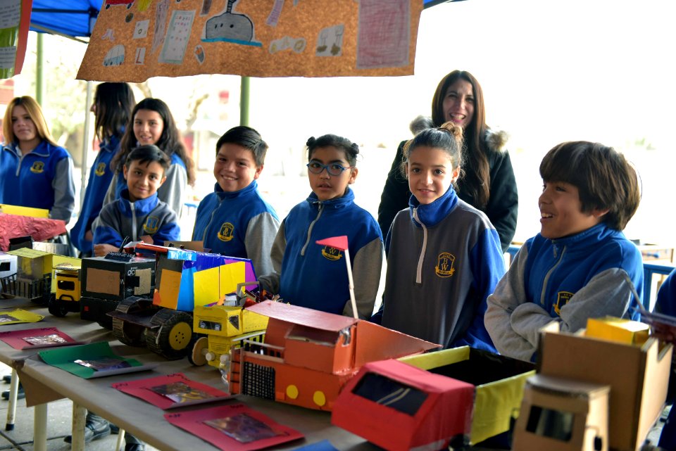 MINISTRO PROKURICA ENSEÑA USOS DEL COBRE EN ESCUELA BRIGIDA WALKER DE ÑUÑOA (42482262254)