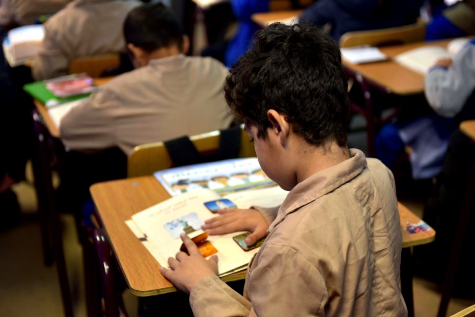 MINISTRO PROKURICA ENSEÑA USOS DEL COBRE EN ESCUELA BRIGIDA WALKER DE ÑUÑOA (43151025092)