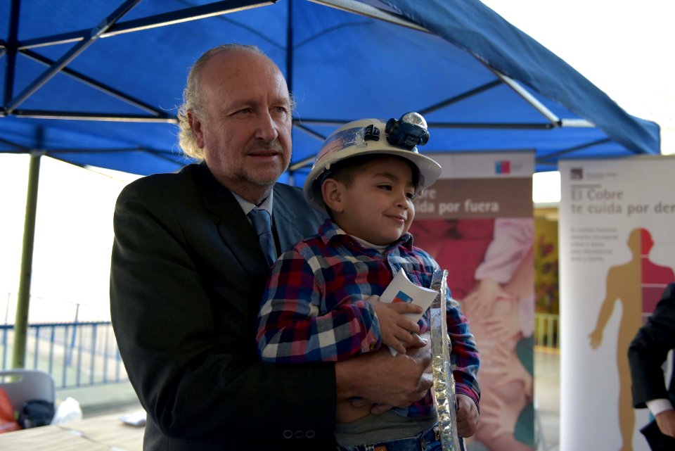 MINISTRO PROKURICA ENSEÑA USOS DEL COBRE EN ESCUELA BRIGIDA WALKER DE ÑUÑOA (28331184057)