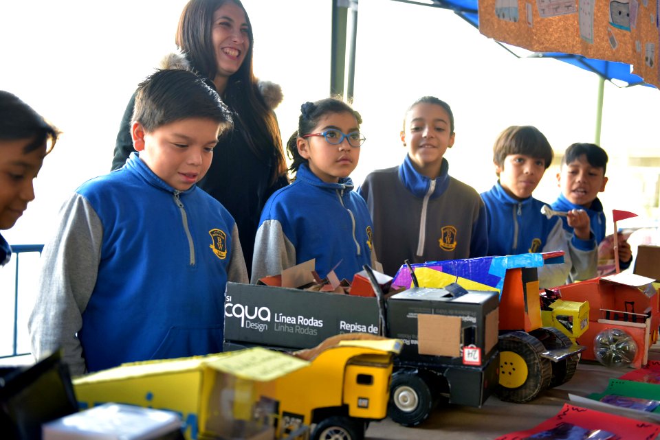 MINISTRO PROKURICA ENSEÑA USOS DEL COBRE EN ESCUELA BRIGIDA WALKER DE ÑUÑOA (28331185077)