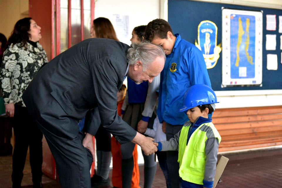 MINISTRO PROKURICA ENSEÑA USOS DEL COBRE EN ESCUELA BRIGIDA WALKER DE ÑUÑOA (42482258514)