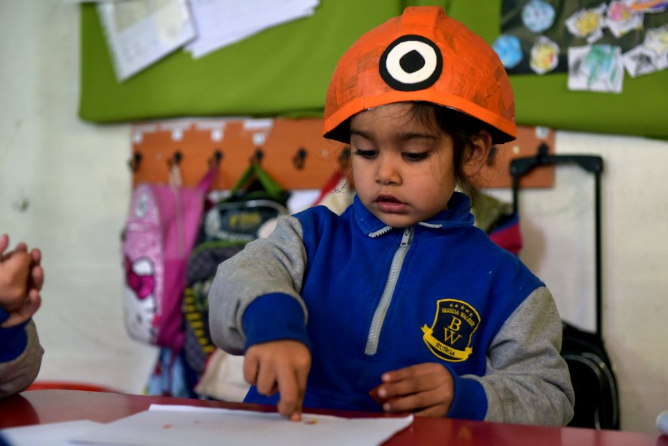MINISTRO PROKURICA ENSEÑA USOS DEL COBRE EN ESCUELA BRIGIDA WALKER DE ÑUÑOA (42482264324)