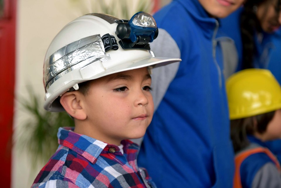 MINISTRO PROKURICA ENSEÑA USOS DEL COBRE EN ESCUELA BRIGIDA WALKER DE ÑUÑOA (43151026722)