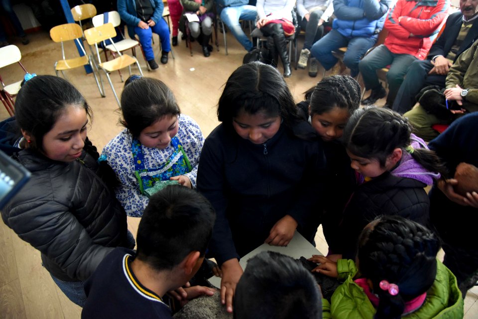 MINISTRO PROKURICA REALIZA TALLER DE MINERÍA Y VULCANOLOGÍA EN ESCUELAS DE LONQUIMAY Y MITRAUQUEN, REGIÓN DE TEMUCO. (41070280800)