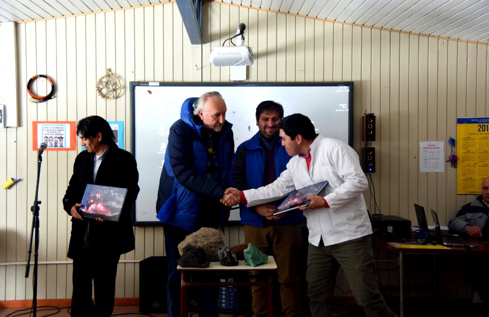 MINISTRO PROKURICA REALIZA TALLER DE MINERÍA Y VULCANOLOGÍA EN ESCUELAS DE LONQUIMAY Y MITRAUQUEN, REGIÓN DE TEMUCO. (28011652827)