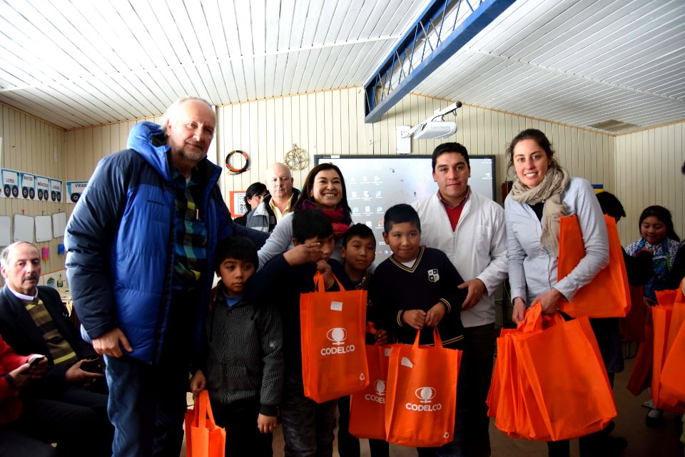 MINISTRO PROKURICA REALIZA TALLER DE MINERÍA Y VULCANOLOGÍA EN ESCUELAS DE LONQUIMAY Y MITRAUQUEN, REGIÓN DE TEMUCO. (41070274390)