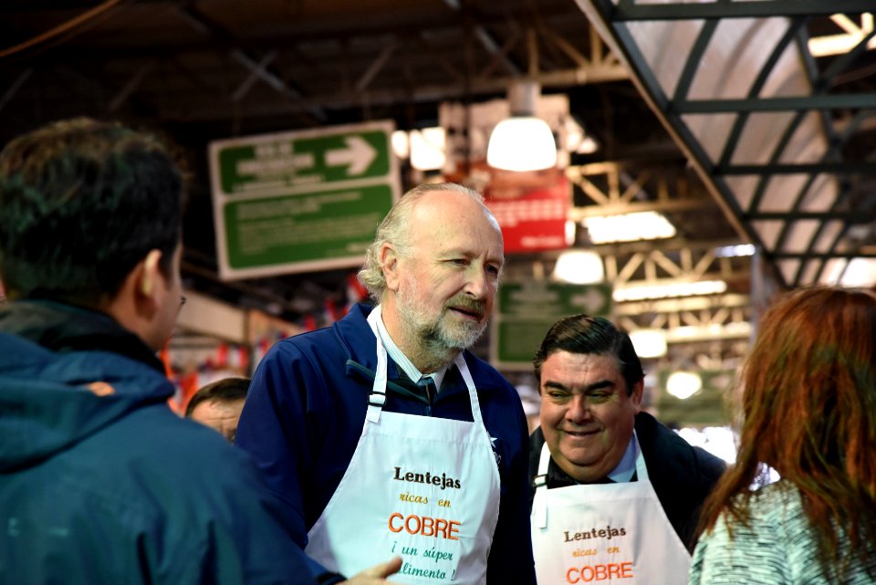 MINISTRO PROKURICA SORPRENDE A TRABAJADORES DE LA VEGA CON UNA LENTEJADA (30060422588)