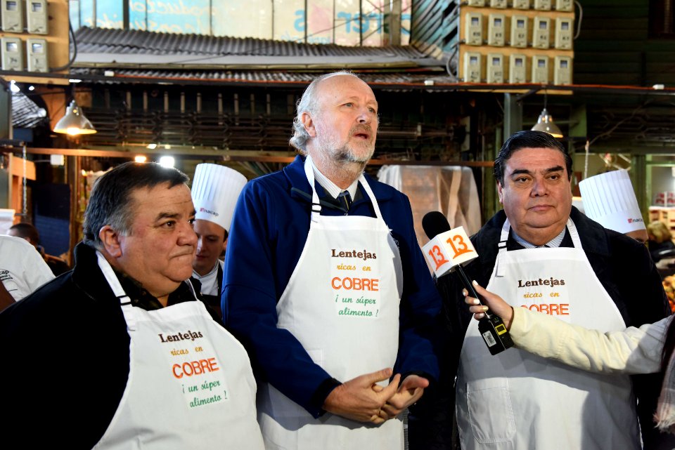 MINISTRO PROKURICA SORPRENDE A TRABAJADORES DE LA VEGA CON UNA LENTEJADA (43210837984)