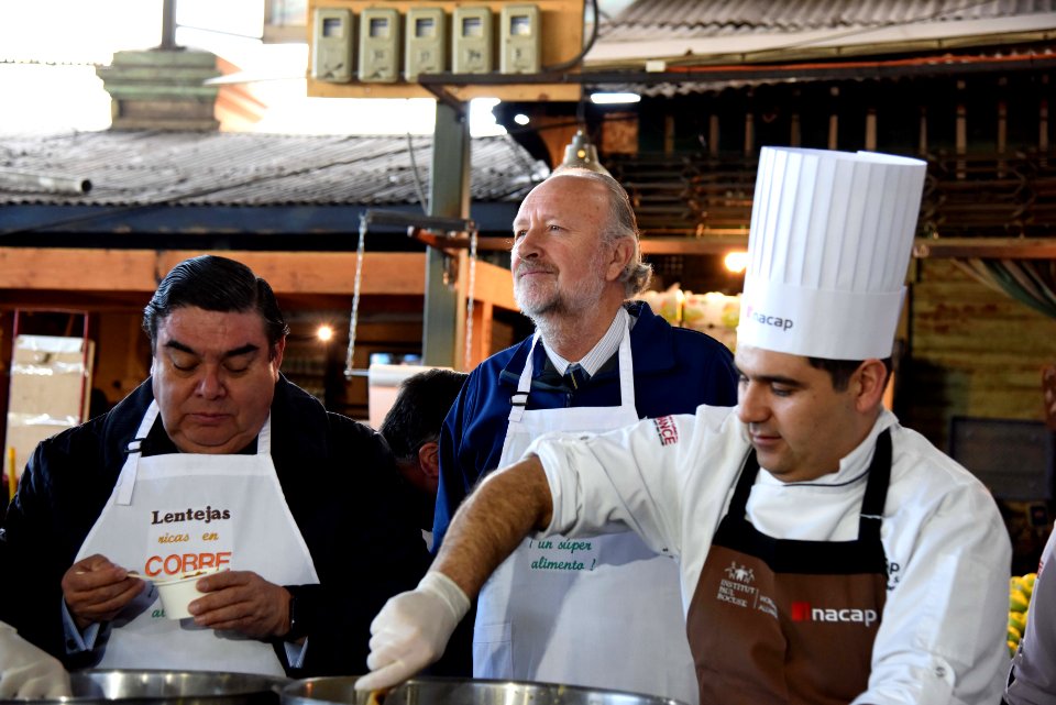 MINISTRO PROKURICA SORPRENDE A TRABAJADORES DE LA VEGA CON UNA LENTEJADA (43210839674)