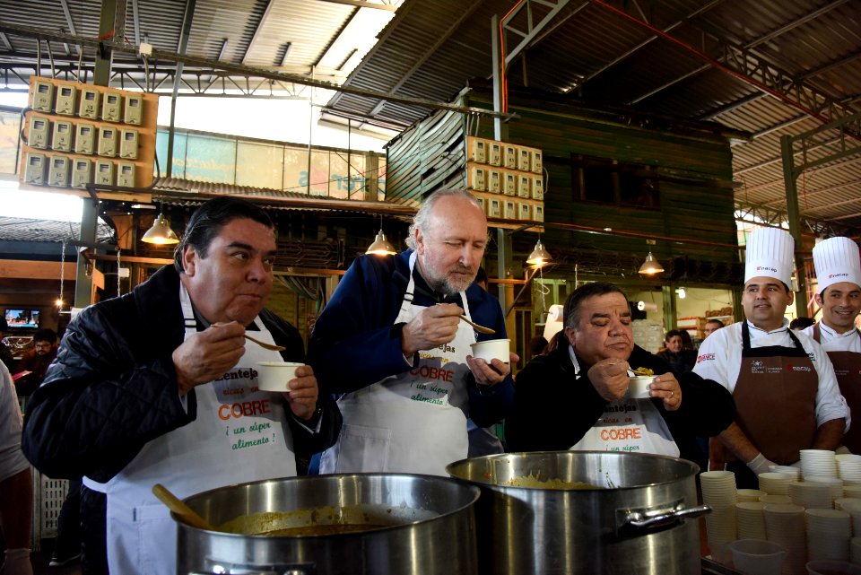 MINISTRO PROKURICA SORPRENDE A TRABAJADORES DE LA VEGA CON UNA LENTEJADA (43210842094)