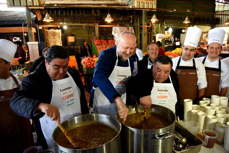 MINISTRO PROKURICA SORPRENDE A TRABAJADORES DE LA VEGA CON UNA LENTEJADA (43210843844)