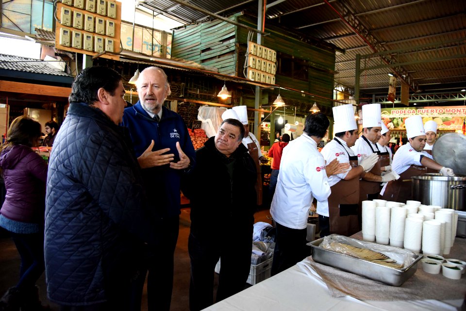 MINISTRO PROKURICA SORPRENDE A TRABAJADORES DE LA VEGA CON UNA LENTEJADA (43210852614)