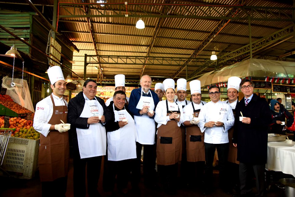 MINISTRO PROKURICA SORPRENDE A TRABAJADORES DE LA VEGA CON UNA LENTEJADA (43880953592)