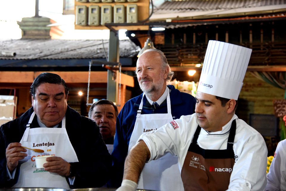 MINISTRO PROKURICA SORPRENDE A TRABAJADORES DE LA VEGA CON UNA LENTEJADA (43210839714)
