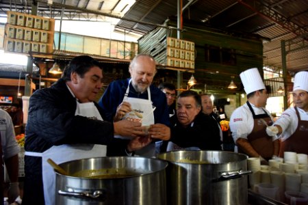 MINISTRO PROKURICA SORPRENDE A TRABAJADORES DE LA VEGA CON UNA LENTEJADA (43210842604)