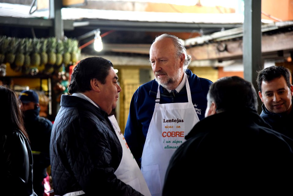 MINISTRO PROKURICA SORPRENDE A TRABAJADORES DE LA VEGA CON UNA LENTEJADA (43929400761)